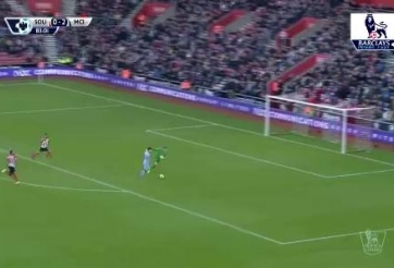 VIDEO: Phút 84' - Aguero bỏ lỡ đáng tiếc khi đối mặt thủ môn